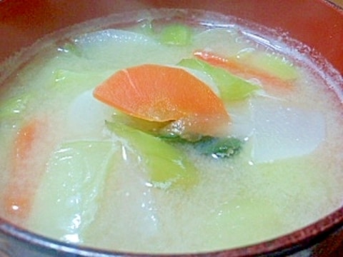 チンゲン菜と大根と人参の味噌汁